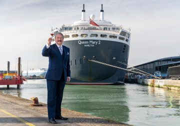 Master Distiller Richard Paterson infront of QM2 wide