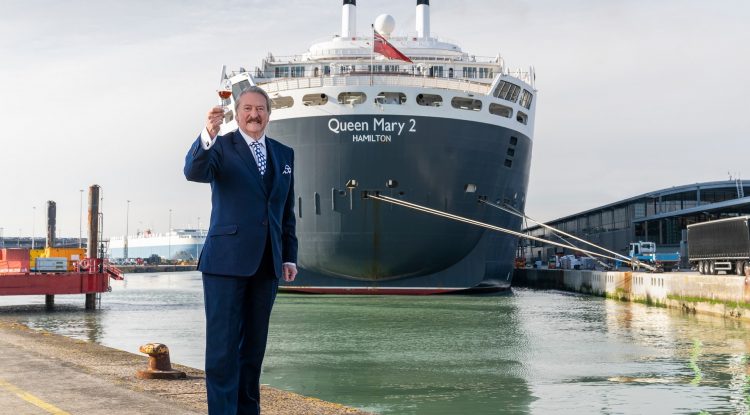 Master Distiller Richard Paterson infront of QM2 wide