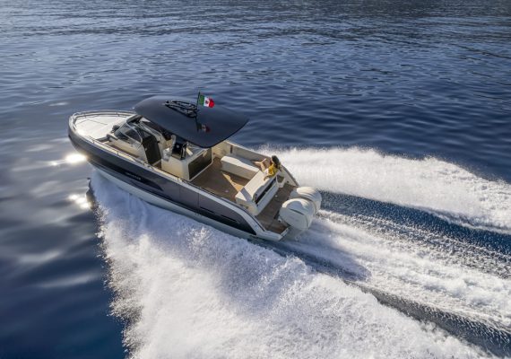 GT320S, the new Invictus Yacht outboard model